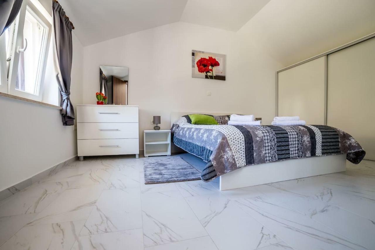 Apartment Podini Brsec Bagian luar foto